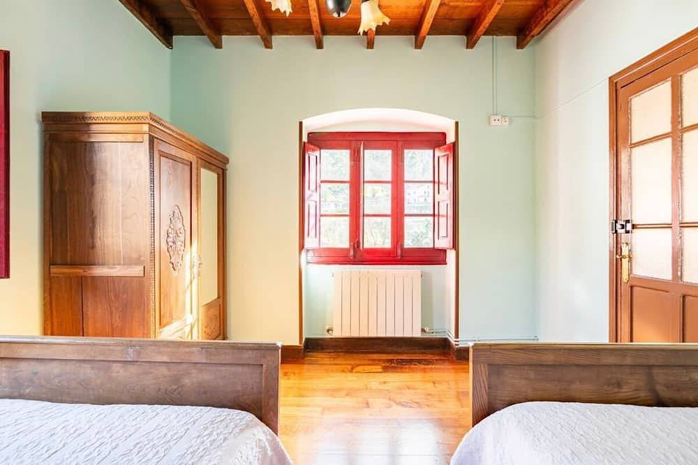 Casa muy amplia en el centro de Asturias in Candamo, Costa Verde