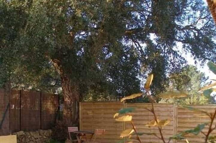 Location de vacances pour 4 personnes, avec jardin ainsi que piscine et terrasse en Corse-du-Sud