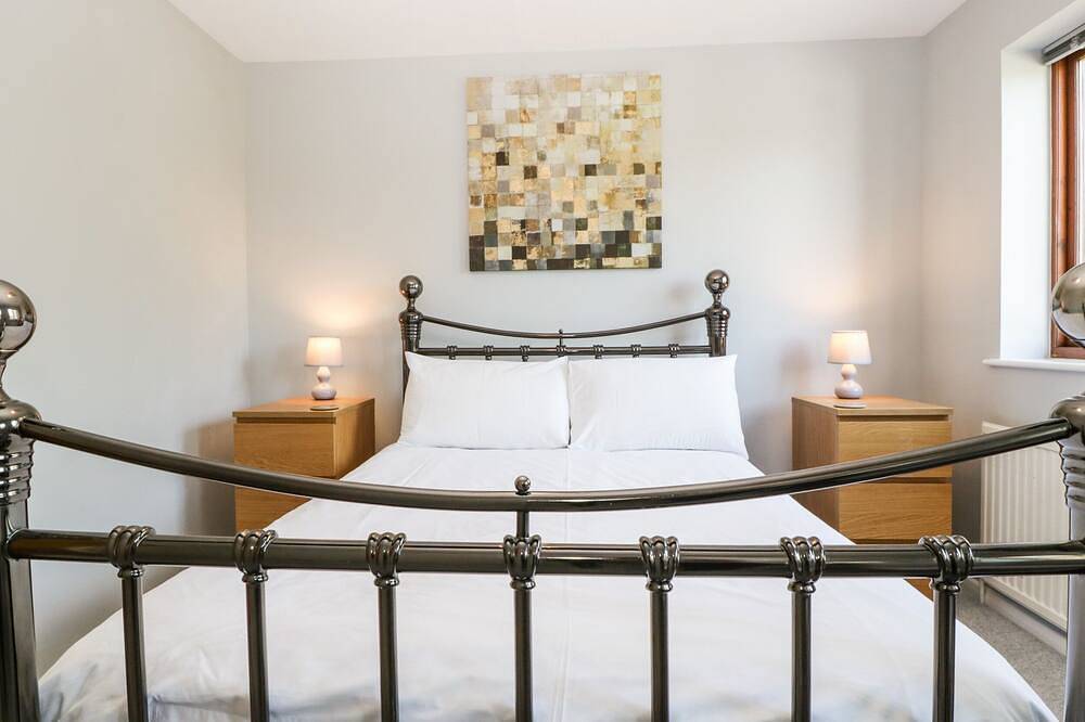 16 Mythern Meadow, pet friendly, with a garden in Bradford-On-Avon in Bradford on Avon, Wiltshire