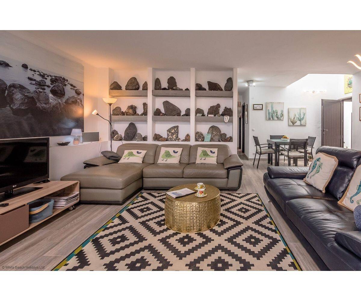 Apartamento entero, Apartamento "Puerto Chico I y J" con vistas al mar, terraza privada, piscina compartida y Wi-Fi in Playa Blanca, Yaiza