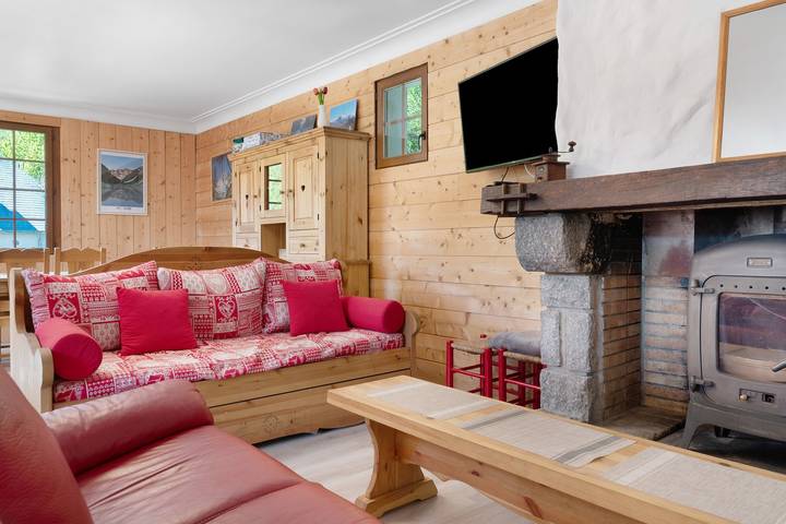 Holiday Home 'Maison L'arrieulat' with Mountain View, Shared Terrace and Wi-Fi in Argelès-Gazost, French Pyrenees