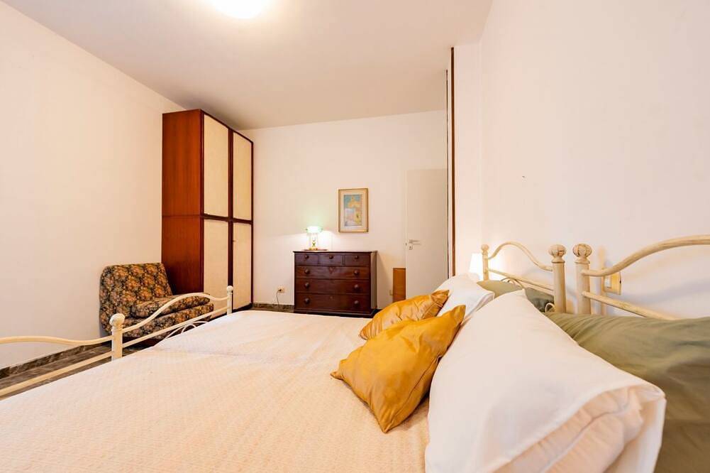 Apartamento entero, Guesthost - Colorful 60 sqm apartment with balcony, just a 5-minute walk from the sea. The accommodation is located on the first floor of a building with lift and can host up to 2 guests.The building is situated in a quiet residential area, well served b in Pescara, Costa Adriatica Abruzzo