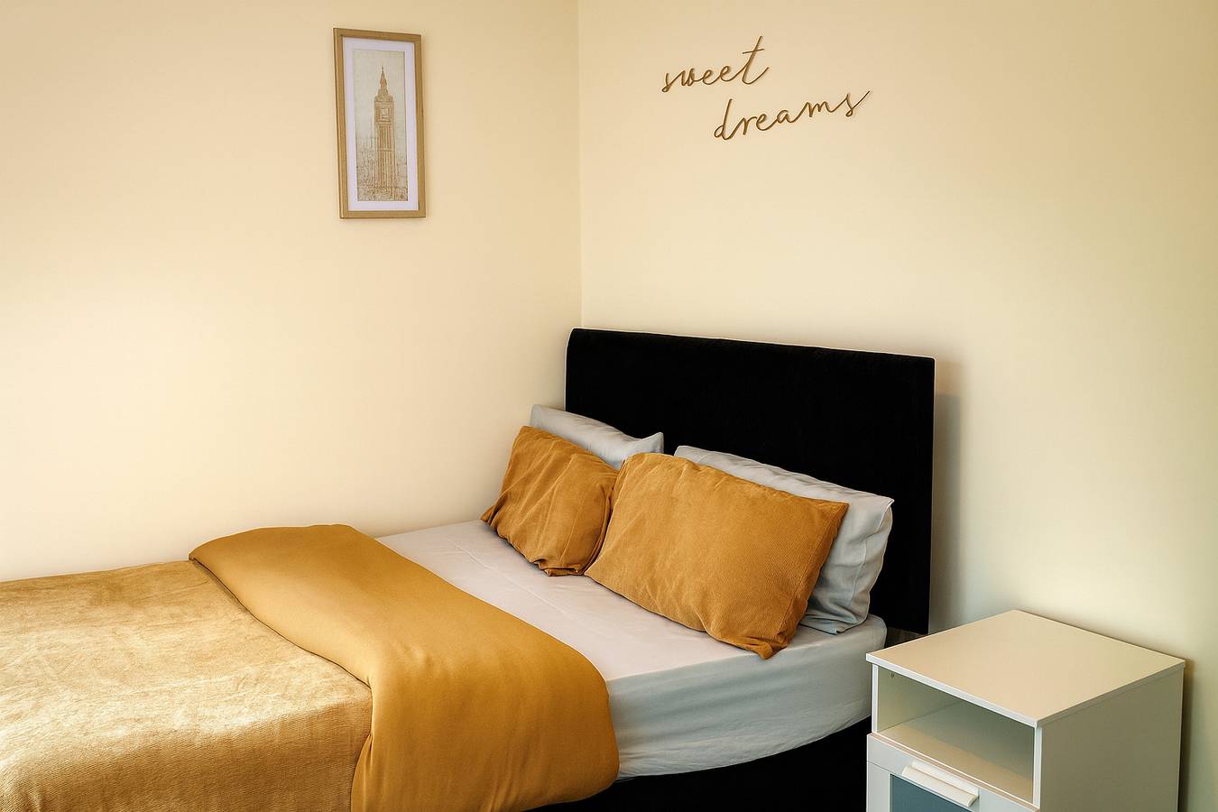 Entire holiday apartment, 1 Bed - Sleeps 3 - Wolverhampton City Centre in Wolverhampton, Birmingham Area