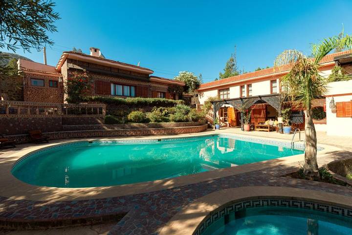 Maison d’hôte pour 2 personnes, avec piscine et vue ainsi que jardin et bassin pour enfant