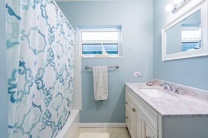 Vacation rental for 13 people, with yard and balcony, with pets in Big Pine Key