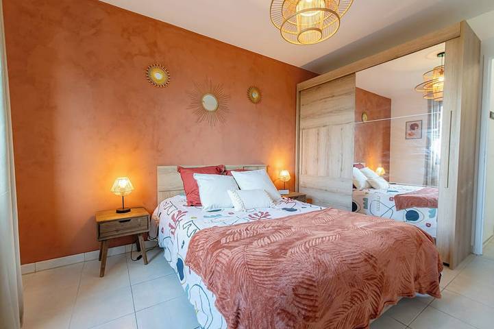 Apartamento entero, Le Petit Sesame L' évasions cosy jacuzzi terrace wifi parking 2 steps stadiumDF in Saint-Denis, Sena-Saint Denis
