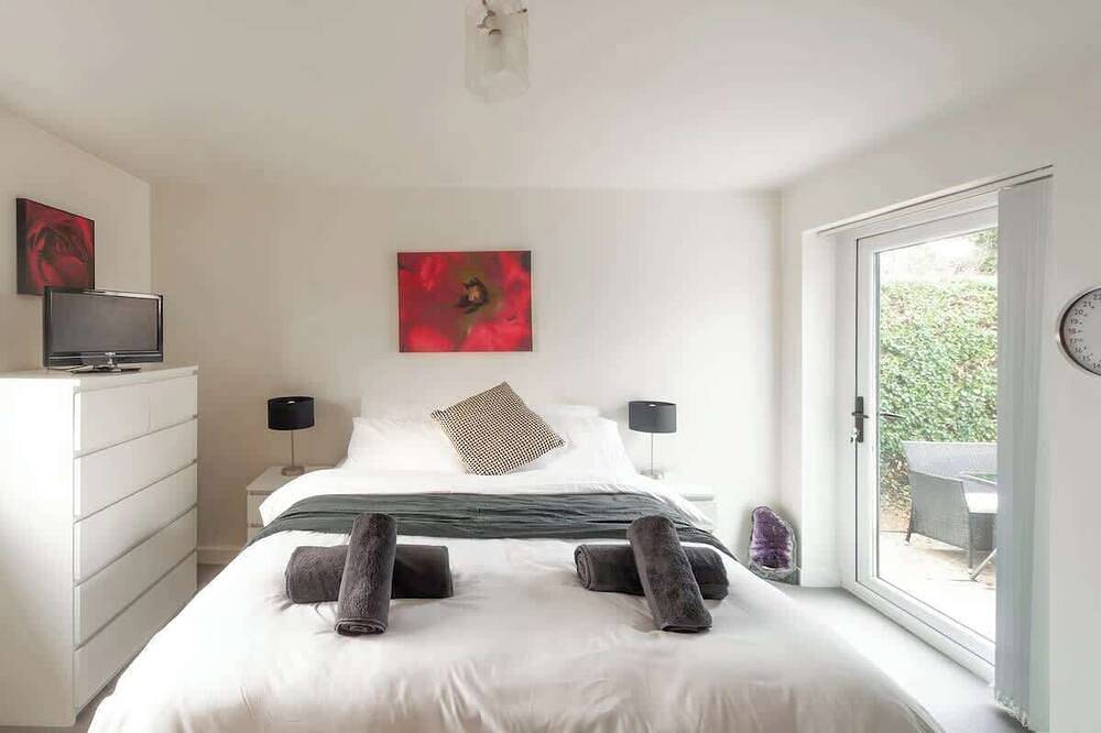 Step-Free Bungalow w/ Garden & Parking, Near Lgw in Sutton (London), London