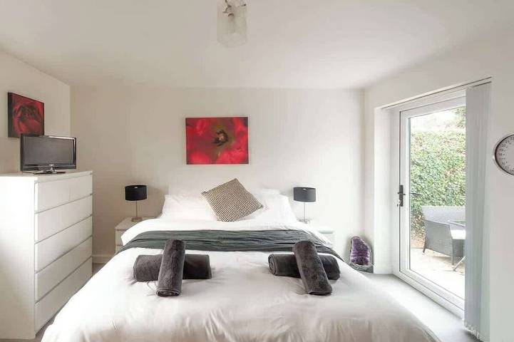 Step-Free Bungalow w/ Garden & Parking, Near Lgw in Sutton (London), London