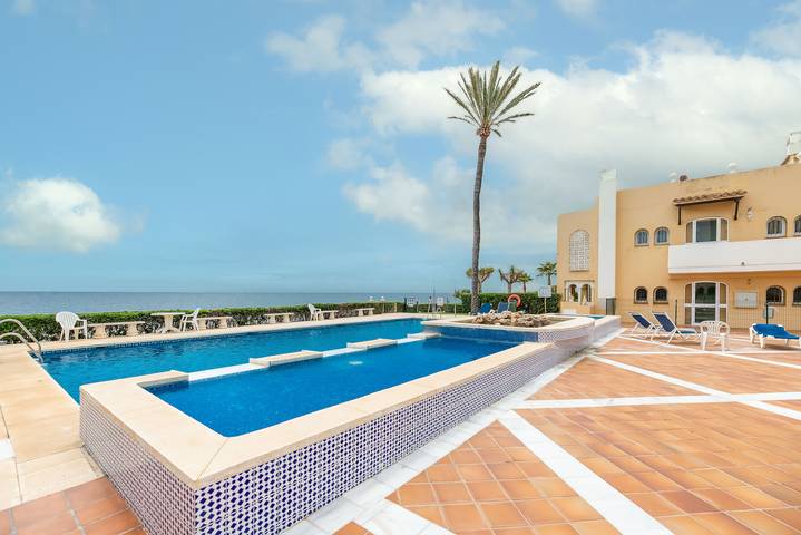 Entire apartment, Apartment 'Estepona Beach' with Sea View, Wi-Fi and Air Conditioning in Arroyo Vaquero Beach, Estepona