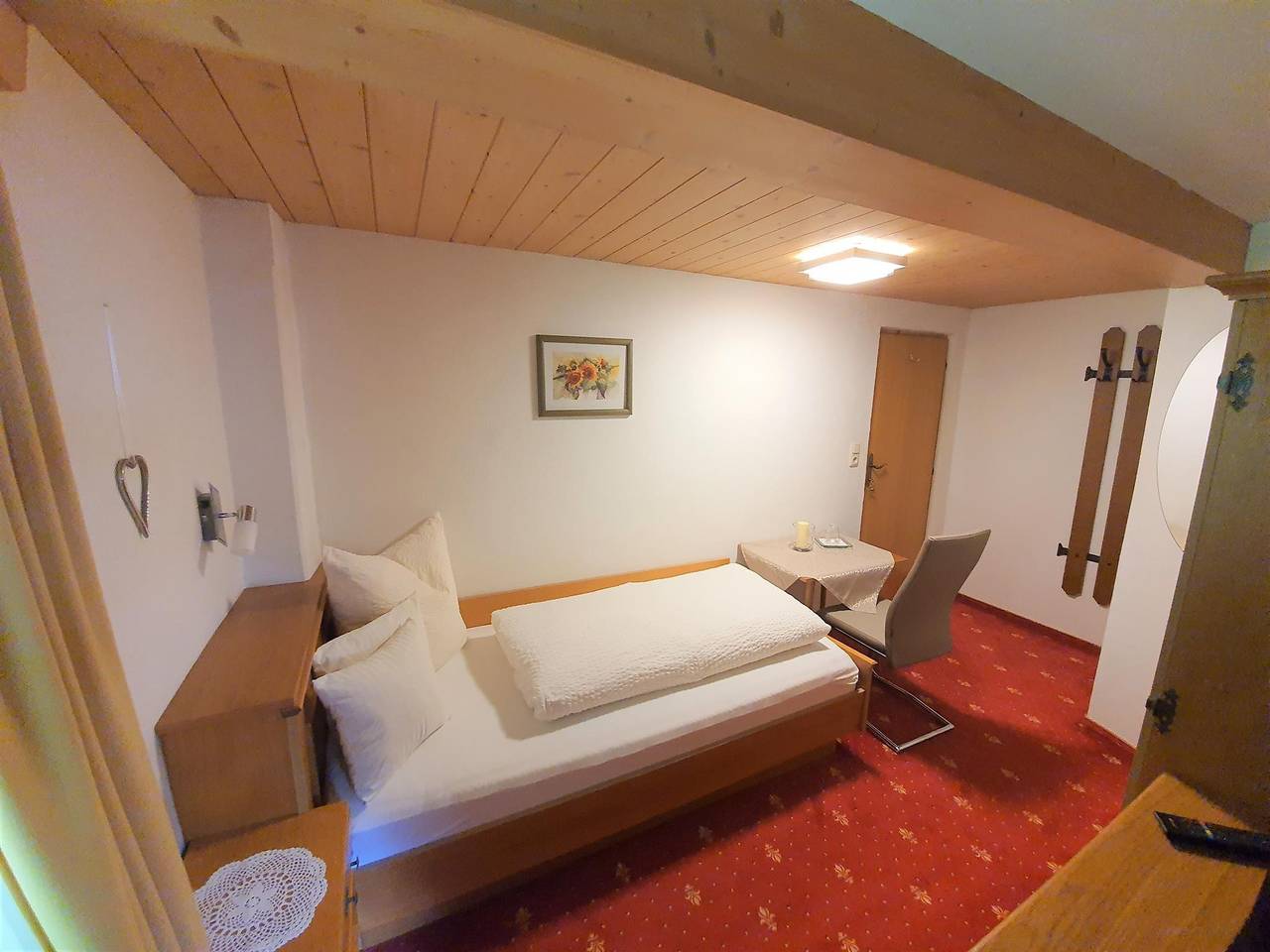 Apartamento vacacional entero, Double room, shower, toilet in Finkenberg, Valle del Tirol
