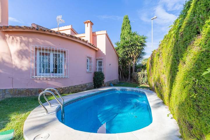 Ferienhaus für 7 Personen, mit Terrasse und Whirlpool sowie Garten in Oliva
