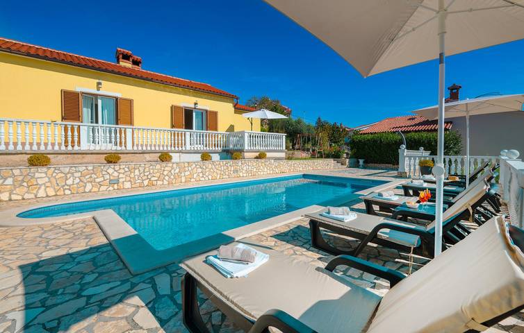 Entire holiday apartment, Spacious 2-BR Apartment with Pool, WiFi & 800m to Beach in Rabac, Labin-Rabac