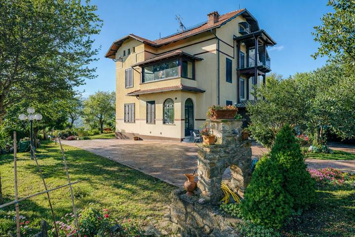 Casa vacanza per 14 persone, con piscina e giardino a Tolentino