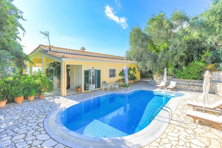 Διαμερίσματα διακοπών για 7 άτομα, με κήπο και θέα στον Κατάβολο