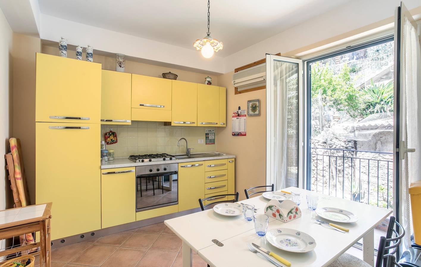 Appartement de vacances entier, Appartement confortable au bord de la mer avec terrasse et parking in Furci Siculo, Province de Messina