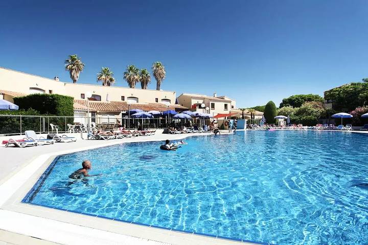 Gîte pour 4 personnes, avec piscine et balcon/terrasse, adapté aux familles dans Plage de La Roquille - 3