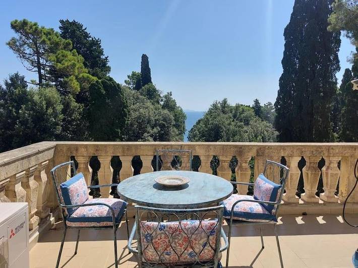 Location de vacances pour 6 personnes, avec terrasse et vue ainsi que jardin et piscine à Cavo