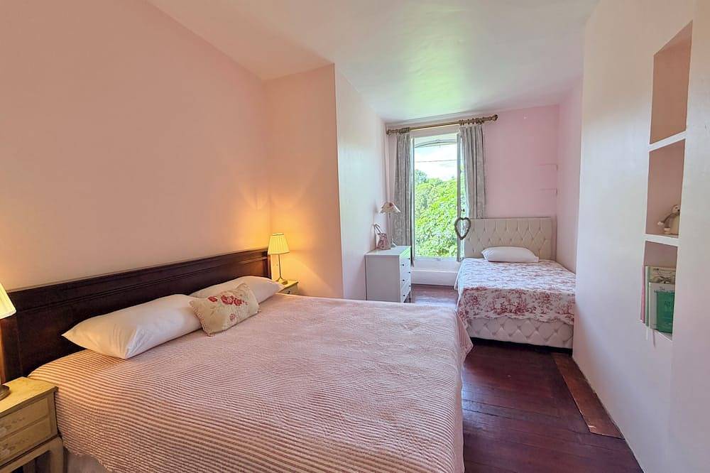 Soothing 1-bedroom gite in charming house with pool, perfect for getaway in Bouilhonnac, Région de Carcassonne
