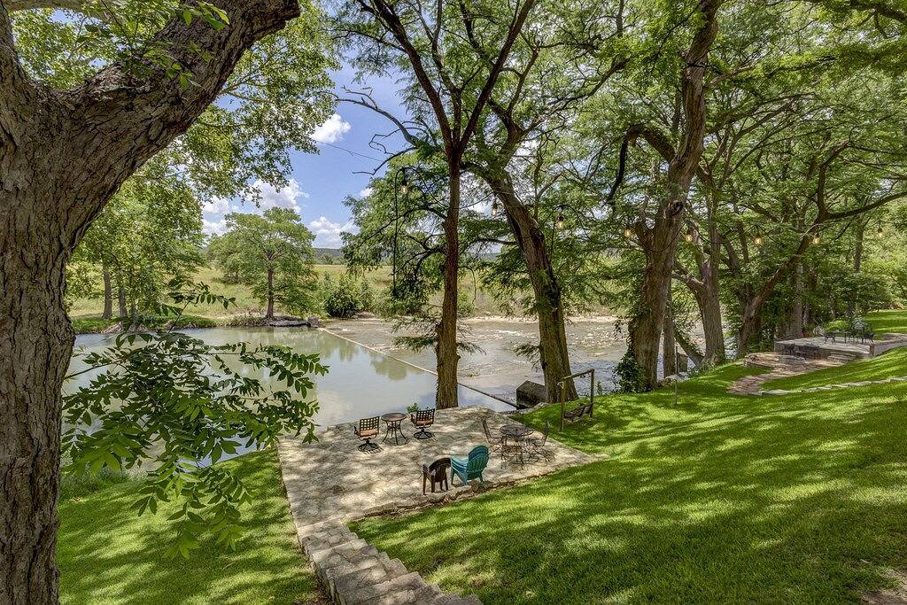 Malerisches Haus am Flussufer auf einer ruhigen Strecke von Guadalupe - Wasserfall vor einer riesigen Veranda in Comal County