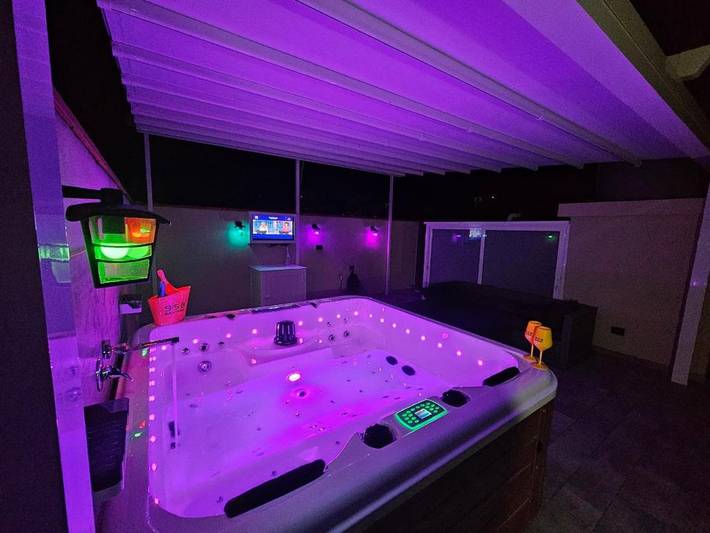 Appartamento per 4 persone, con Idromassaggio e Terrazza nonché Giardino a Villafranca Tirrena