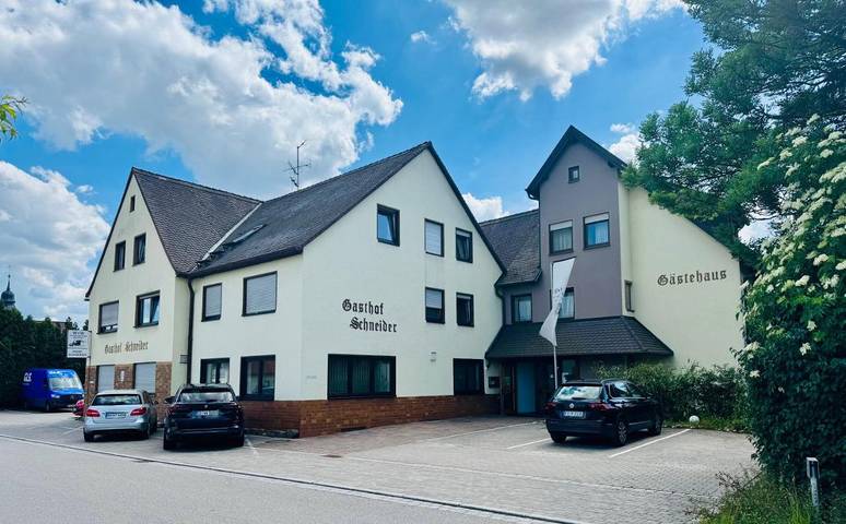 Hotel, mit Balkon und Terrasse sowie Garten in Hallerndorf
