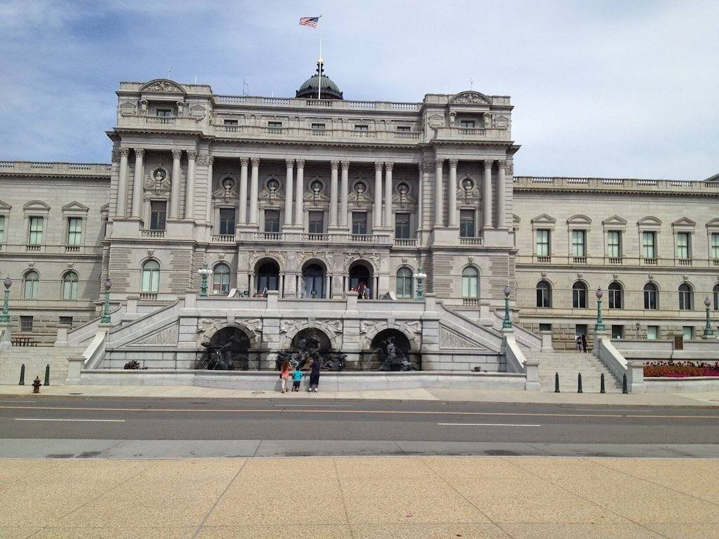 Ganze Wohnung, Sonniges, großes, voll möbliertes Apartment mit kostenlosem Parkplatz in Capitol Hill, Washington D.C.