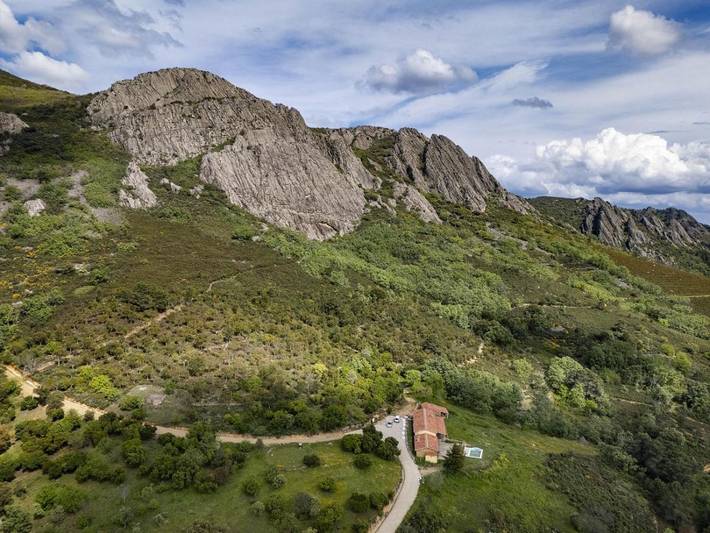 Chalet para 12 personas, con piscina además de vistas y jardín, Se admiten mascotas en Las Villuercas
