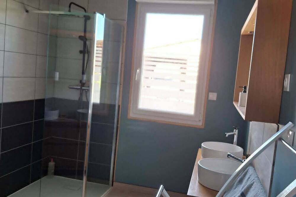 Contemporary wooden house \"chez Fan-Fan\" spacious and pleasant. in Bourges, Región de Bourges