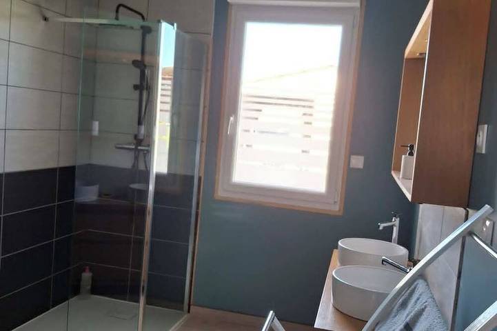 Contemporary wooden house \"chez Fan-Fan\" spacious and pleasant. in Bourges, Región de Bourges