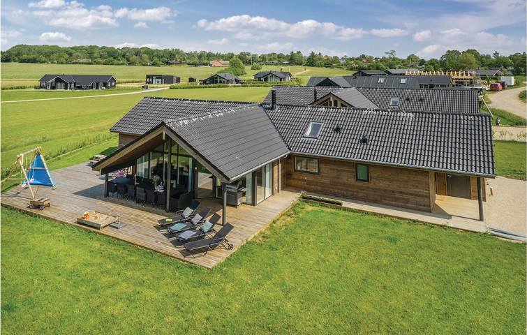 Ferieudlejning for 12 personer, med Terrasse og Jacuzzi såvel som Have og Sauna i Saksild
