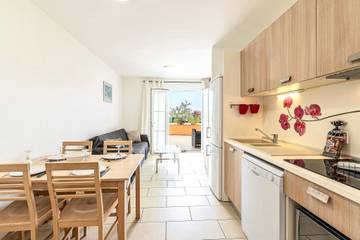 Gîte pour 4 personnes, avec piscine ainsi que vue et terrasse à Sari-Solenzara