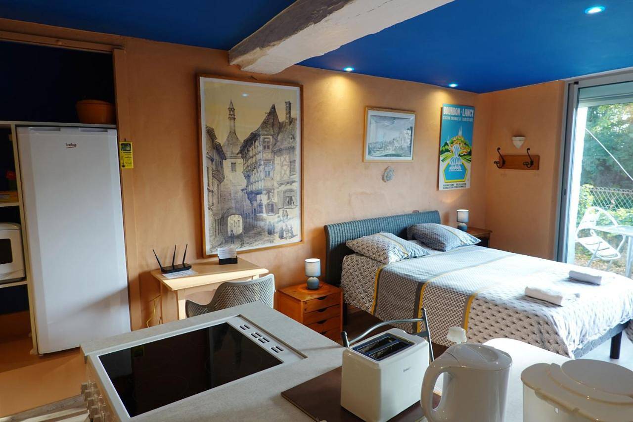 Appartement entier, One-Bedroom Apartment in Bourbon-Lancy, Région de Charolles