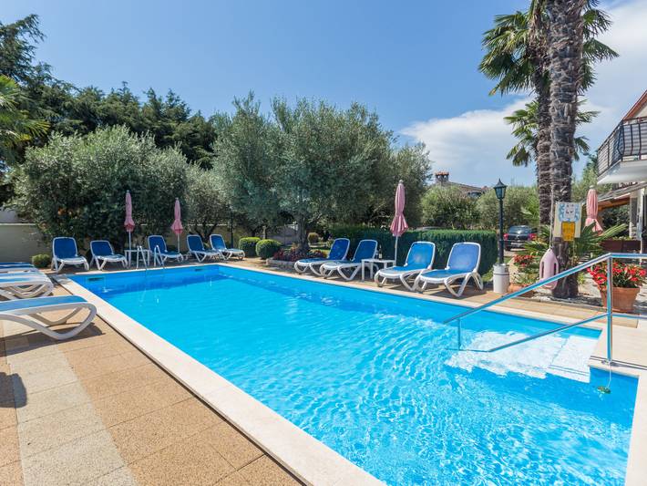 Ferienwohnung für 5 Personen, mit Terrasse und Garten, mit Haustier in Kosinozici
