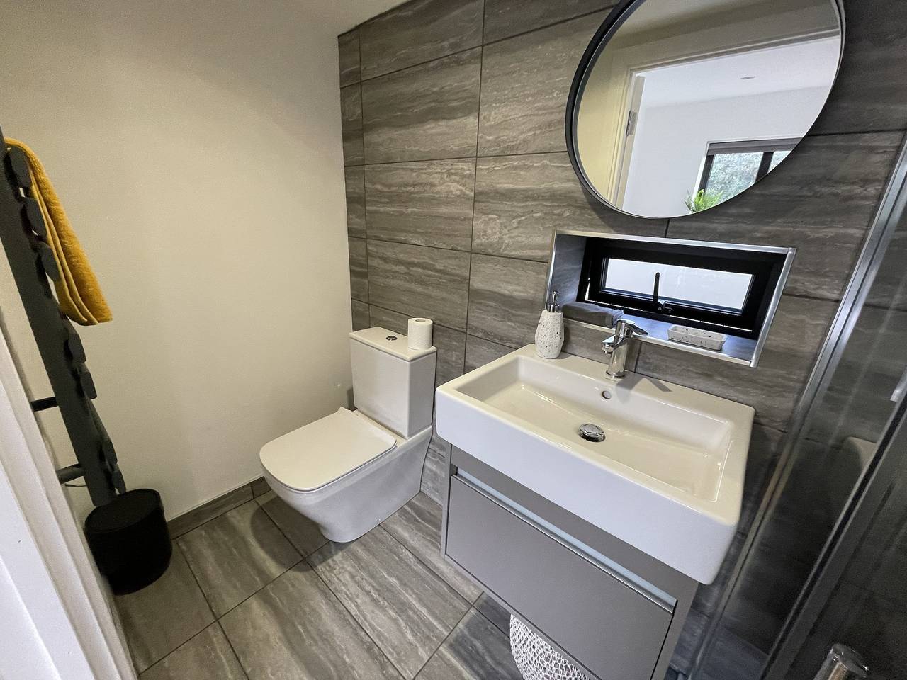 Maygrove Retreat - Sleeps 2 - Jacuzzi & boat hire in Thorpe Park, Berkshire