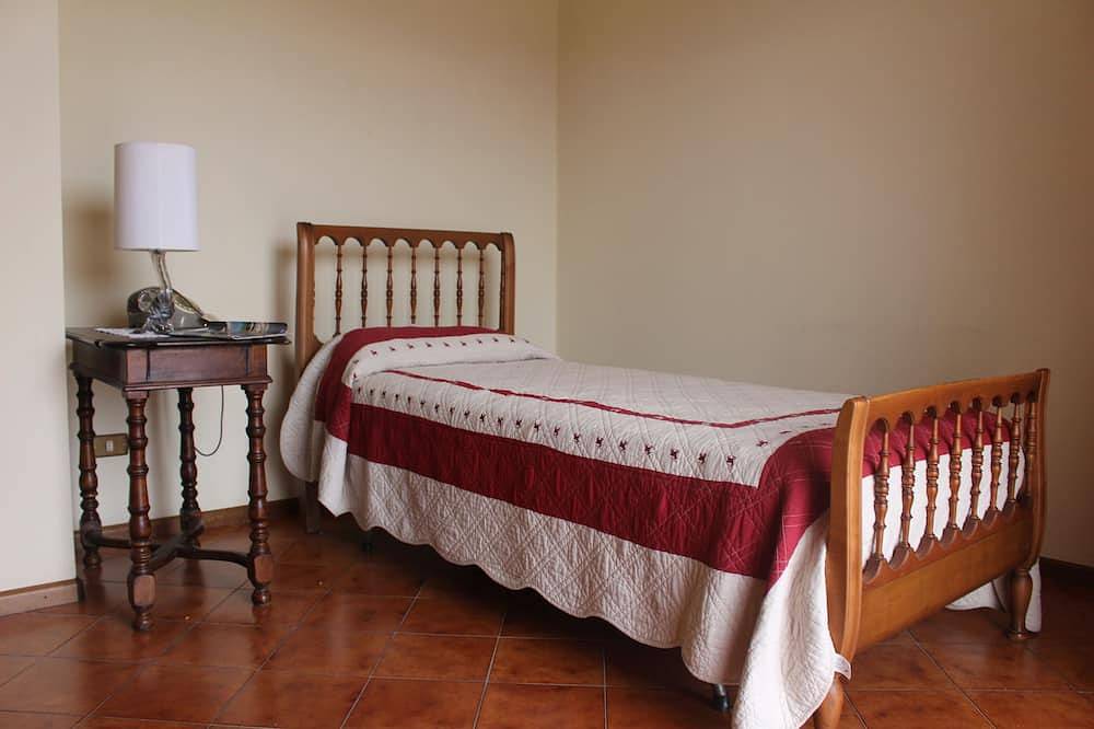 Ganze Wohnung, Apartment in Semi-detached Villa with Garden in Caramagna Ligure, Imperia