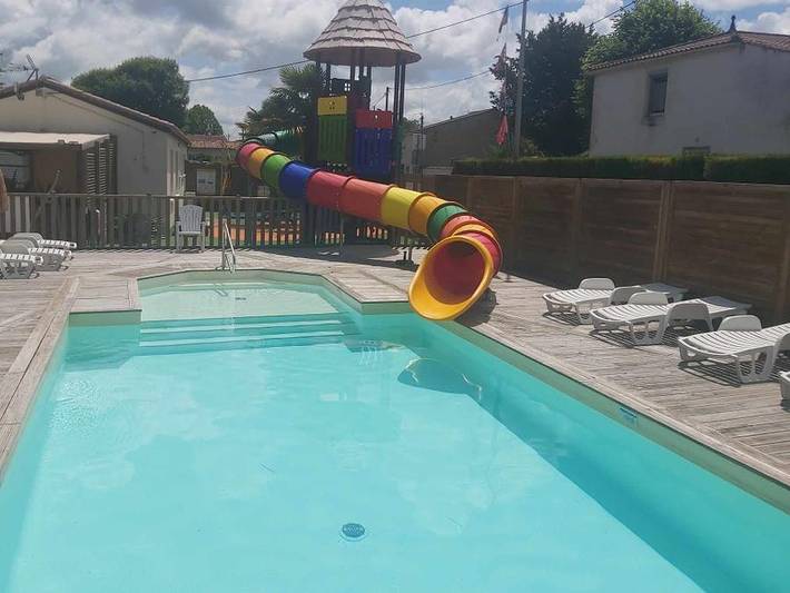 Chalet pour 4 personnes, avec Bassin pour enfant et Piscine à Surgères