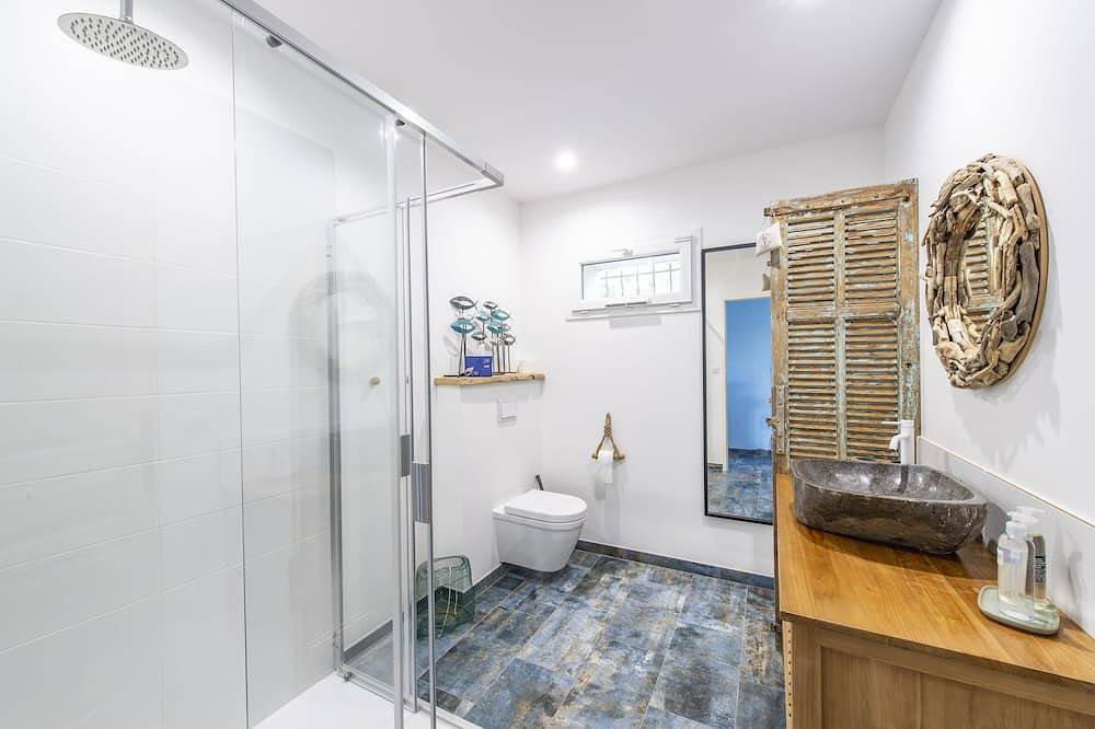 Comfortable guest room with terrace in character guest house. in L'Isle-sur-la-Sorgue, Vaucluse