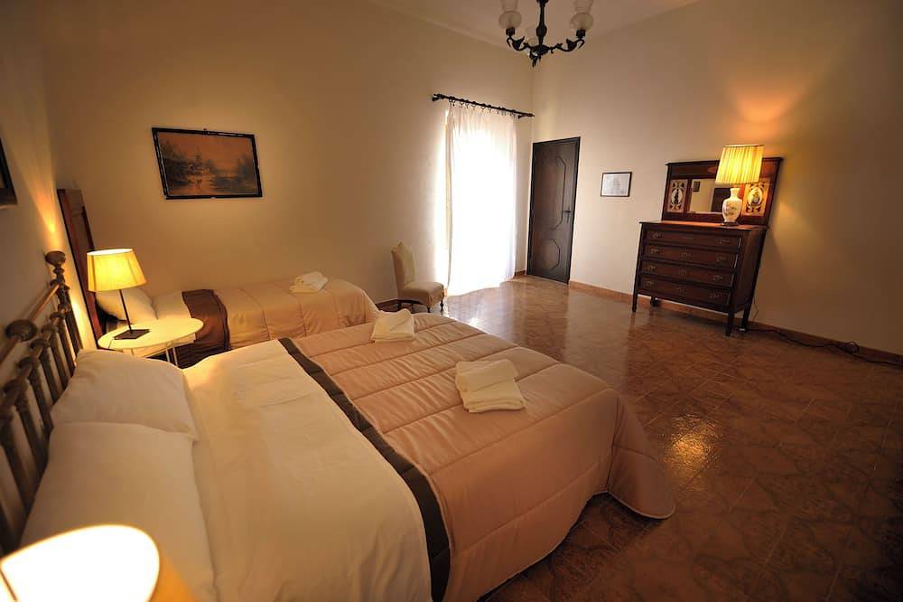 Big Square House in Pietraperzia, Enna Provinz