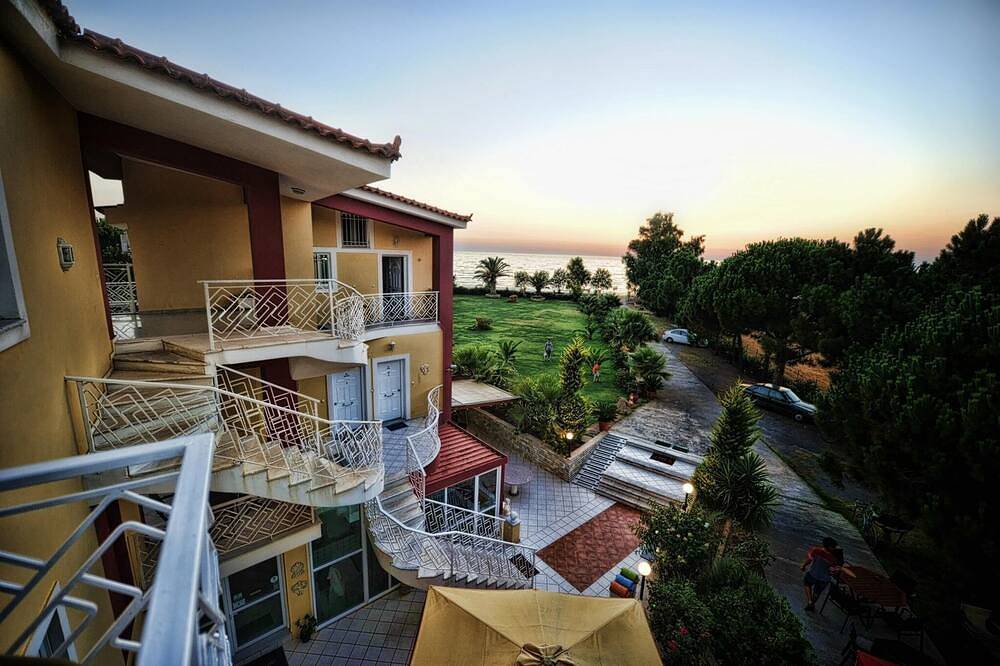 Ganze Wohnung, Ruhig Luxus am Strand Suites in Kalo Nero Strand mit spektakulärem Meerblick in Kyparissia, Golf von Kyparissia
