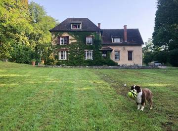 Gîte pour 15 personnes, avec piscine ainsi que terrasse et jardin à Coulanges-sur-Yonne