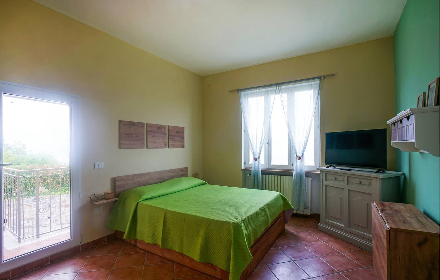Geheel vakantieappartement, Modern Appartement met Zwembad, Parkeerplaats, Terras & WiFi | 2km naar Baia delle Vele Strand in Poggi (Imperia), Imperia