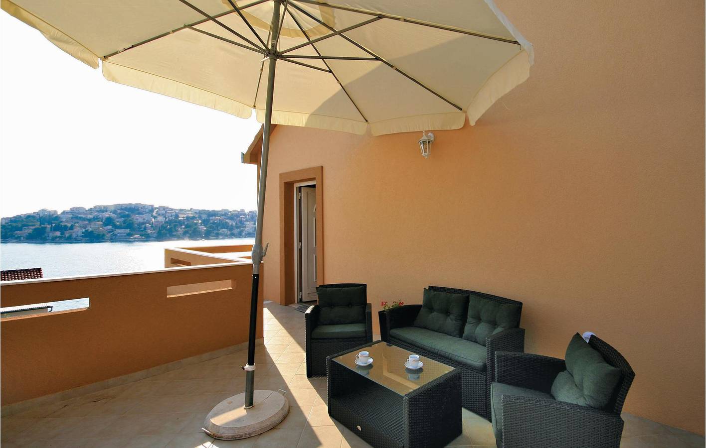 Ganze Ferienwohnung, Gemütliche Wohnung mit Terrasse und WLAN, 1 km vom Strand entfernt! in Razanj, Šibenik-Knin