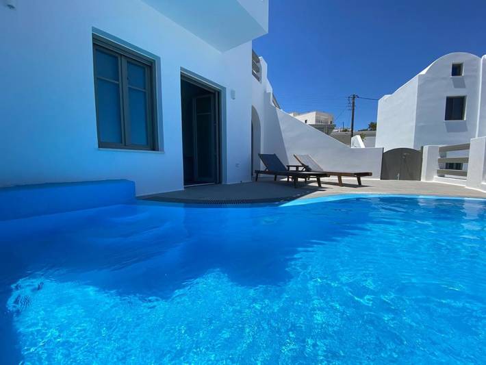 Apartahotel para 4 personas, con vistas además de terraza y piscina en Santorini
