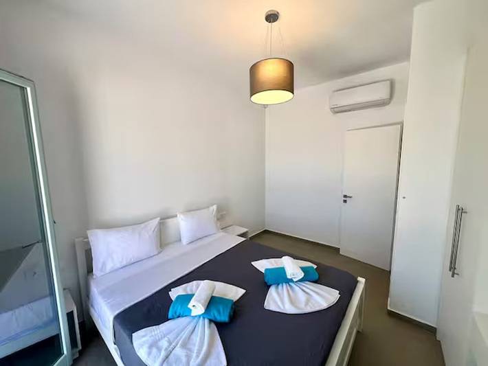 Villa pour 6 personnes, avec vue sur l’océan ainsi que jardin et balcon, adapté aux familles dans Paros - 2