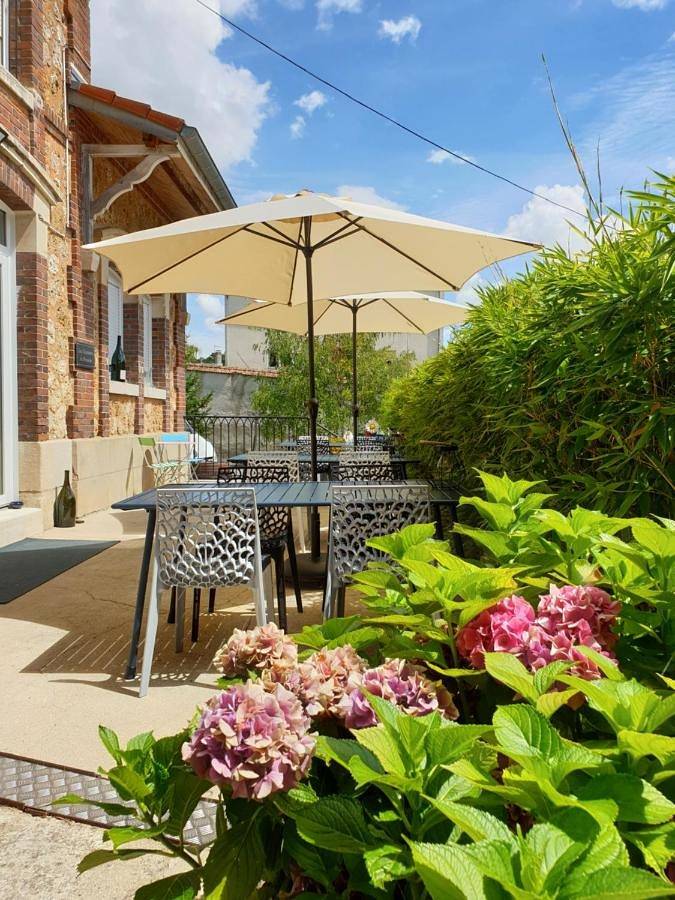 Double Room with Private Bathroom in Vinay, Marne