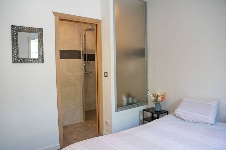 Location de vacances pour 6 personnes, avec jardin ainsi que terrasse et jacuzzi à Peynier - 4