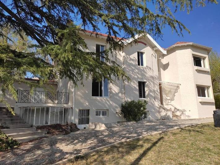 Villa pour 8 personnes, avec terrasse et jacuzzi ainsi que piscine et jardin