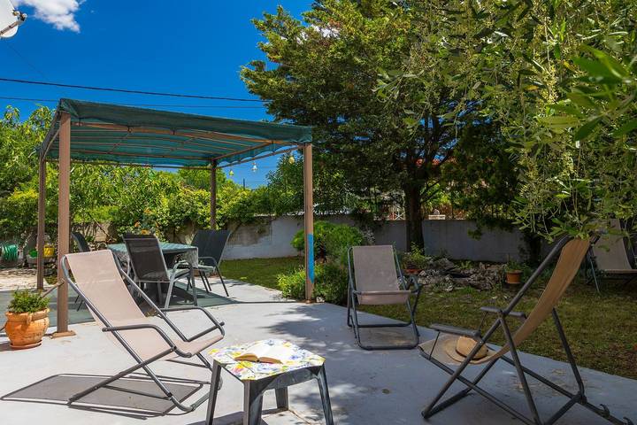 Umzäuntes Ferienhaus mit Liegestühlen auf 1000m2 großem Grundstück in Marčana, Südküste Istrien