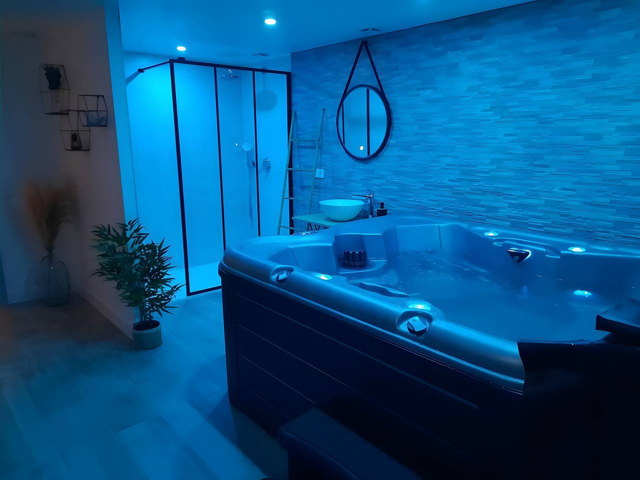 Gite « La Folie Romantique, avec spa » avec terrasse privée, Wi-Fi et climatisation in Sublaines, Région de Tours