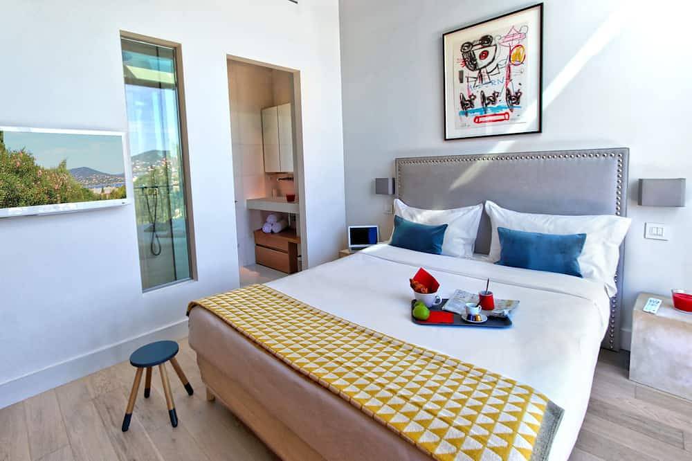 Zeitgenössische Luxusvilla in einzigartiger und ruhiger Lage im Dorf in Saint-Tropez, Mittelmeerküste (Frankreich)